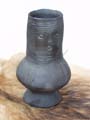 Vonaldíszes, emberarcot ábrázoló edény<br> (16K)